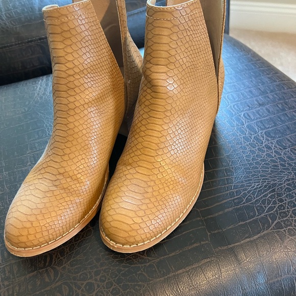 Ladies Booties - Picture 2 of 3